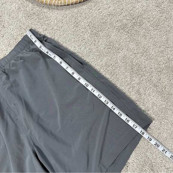 Rhone Men’s 7" Essentials Training Gym Short Pull On Unlined in Gray Size L - Picture 13 of 16